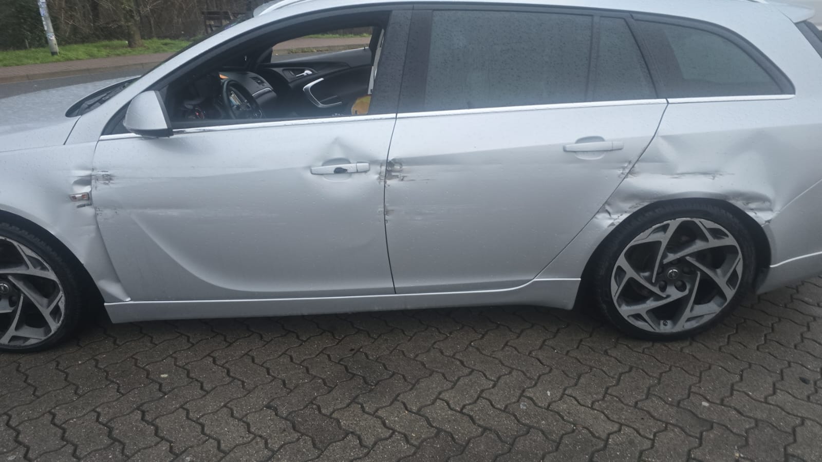 Auto przed naprawą blacharską - cel naprawa bez wymiany części.